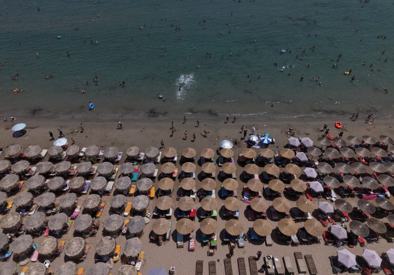 «Σαφάρι» ελέγχων στις παραλίες με drones και MyCoast – Πρόστιμα και «λουκέτα» για τους παραβάτες