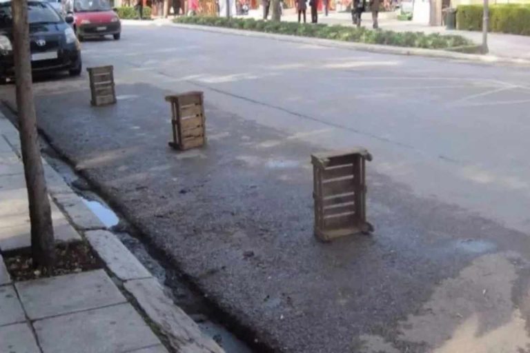 Κράτηση θέσης πάρκινγκ σε δημόσιο χώρο – Τα πρόστιμα που προβλέπονται από τον ΚΟΚ