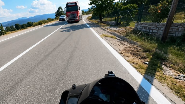 «Είναι κρίμα να πεθάνω στα 25»: Συγκλονίζει ο μοτοσικλετιστής που γλίτωσε από το βυτιοφόρο
