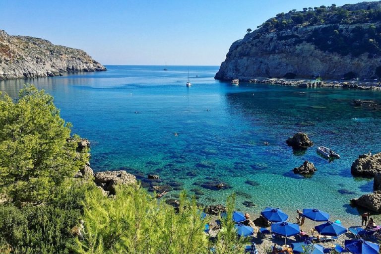 Επιχείρηση έκανε αυθαίρετη κατάληψη με ξαπλώστρες στην παραλία «Άντονι Κουίν» της Ρόδου