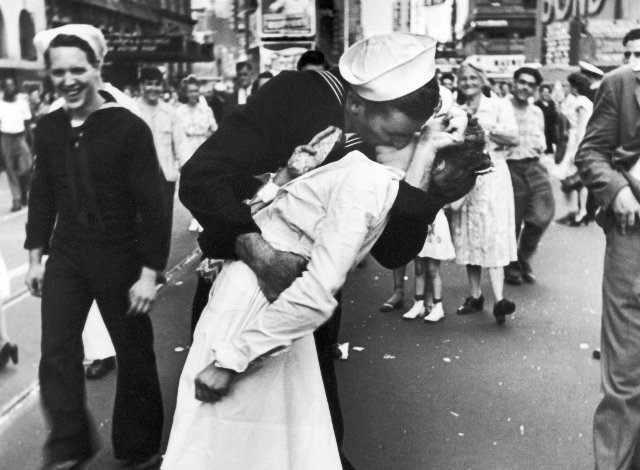 14 Αυγούστου 1945: Το… ζεστό φιλί που «πάγωσε» τη στιγμή που τελείωνε ο Β΄ Παγκόσμιος Πόλεμος