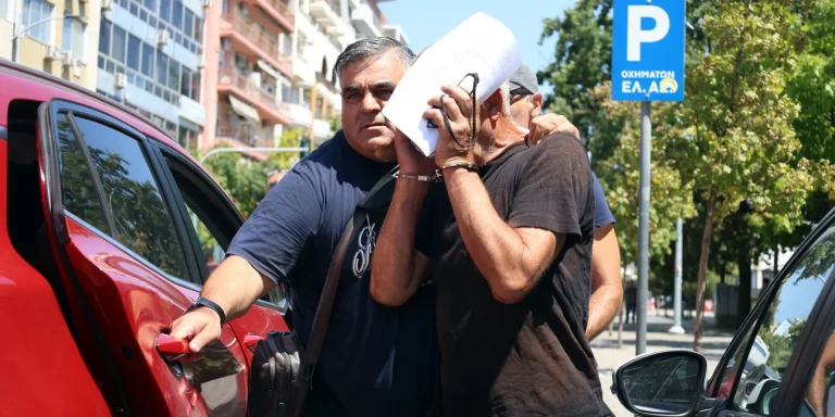 Εμπρησμοί στη Σίνδο: «Ήθελα να ξεδίνω από τη δουλειά» – Τι υποστήριξε ο 59χρονος στον εισαγγελέα