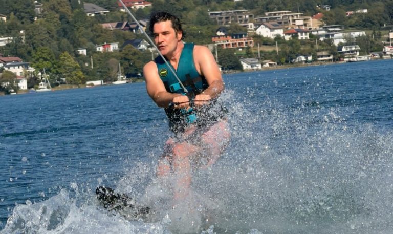 Χριστόφορος Παπακαλιάτης: Πήρε φόρα με τo wakeboard κι όργωσε τις θάλασσες (Video+photo)