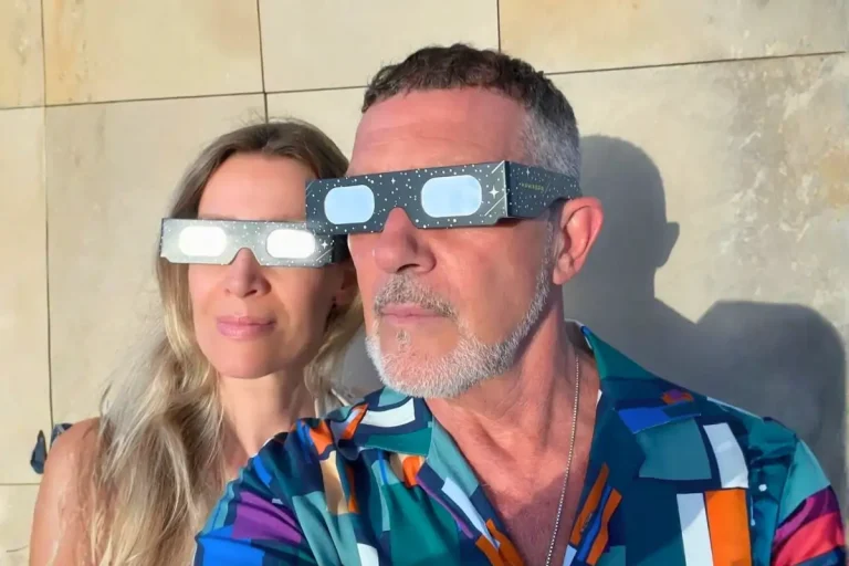 Η έκλειψη Ηλίου έγινε το απόλυτο celebrity event: Οι stars που φόρεσαν τα ειδικά γυαλιά και απαθανάτισαν το μοναδικό φαινόμενο (photos)