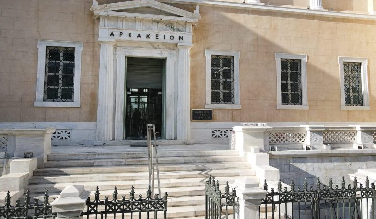 Το ΣτΕ βάζει τέλος στην επαναφορά 13ου και 14ου μισθού και δώρων στο Δημόσιο