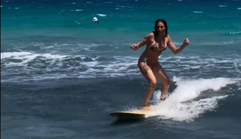 Surf mode on για την Ευρυδίκη Βαλαβάνη: Η επιστροφή στη σανίδα μετά τη μητρότητα (VIDEO)