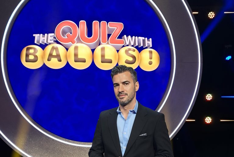 The Quiz with Balls: Το νέο τηλεπαιχνίδι του Τσιμιτσέλη στον ΣΚΑΪ υπόσχεται τρελές βουτιές (Video+photo)