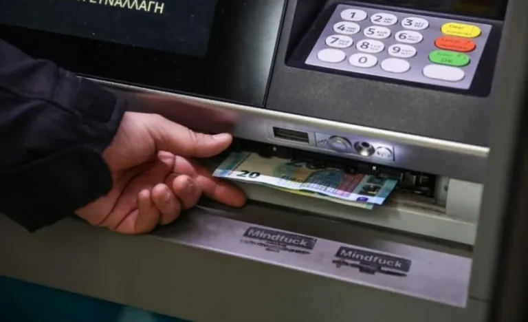 Βάζετε μετρητά στην τράπεζα; Πότε η Εφορία μπορεί να σας φορολογήσει με 33%