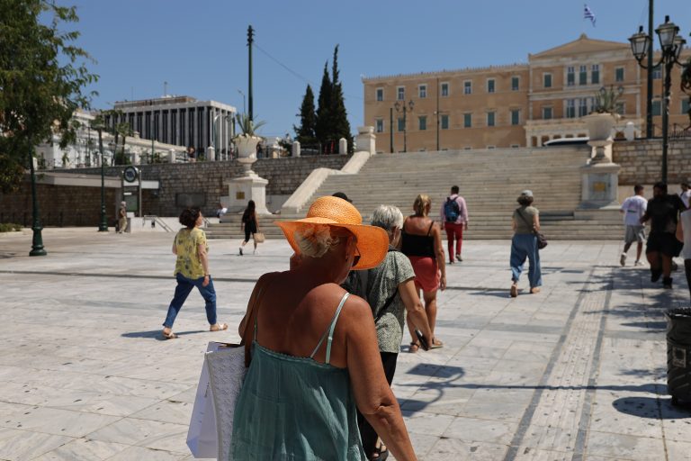Καιρός: Το καλοκαίρι επιμένει με 36άρια, 7 μποφόρ και σκόνη στο Αιγαίο