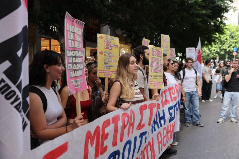 «Δεν έχουμε πού να μείνουμε»: Φοιτητές έστησαν σκηνές έξω από το ΥΠΟΙΚ
