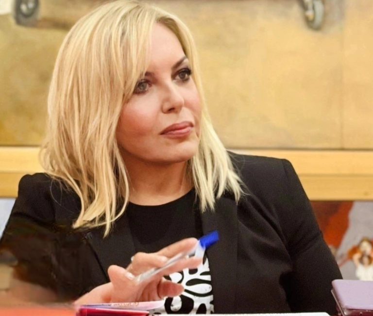Σεμίνα Διγενή στην Political: «Με ανησυχεί η ανοησία, είναι ανθεκτική κι έχει εξαιρετικά ισχυρή χρηματοδότηση»