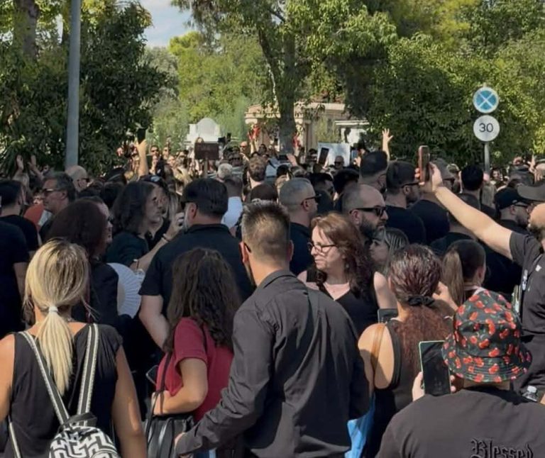 Αποκλειστικό: Ανεξέλεγκτο το πλήθος στο Γ’ Νεκροταφείο περιμένοντας τον «Μαζώ» – Χάος και σπασμένοι τάφοι (Video+photo)