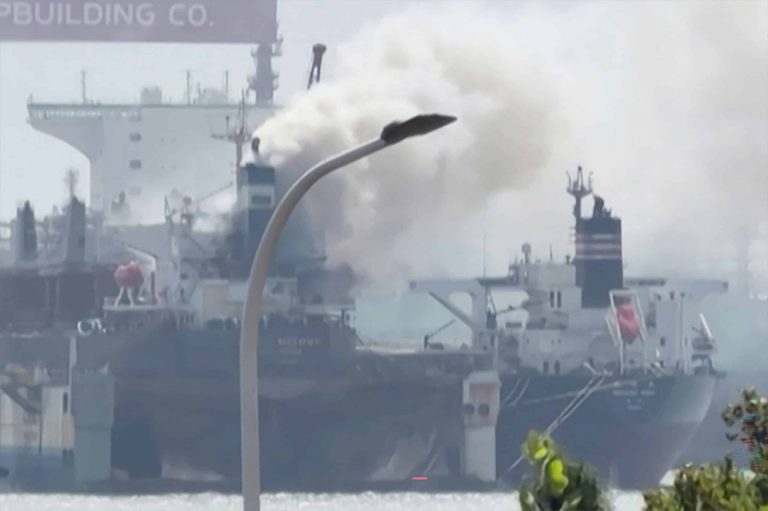 Τραγωδία στην Κίνα: Τουλάχιστον 25 νεκροί από πυρκαγιά σε φορτηγό πλοίο (video)