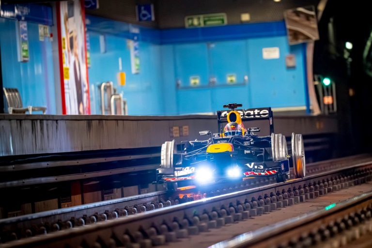 Ένα μονοθέσιο της Red Bull στις ράγες του μετρό της Μαδρίτης (photos+video)