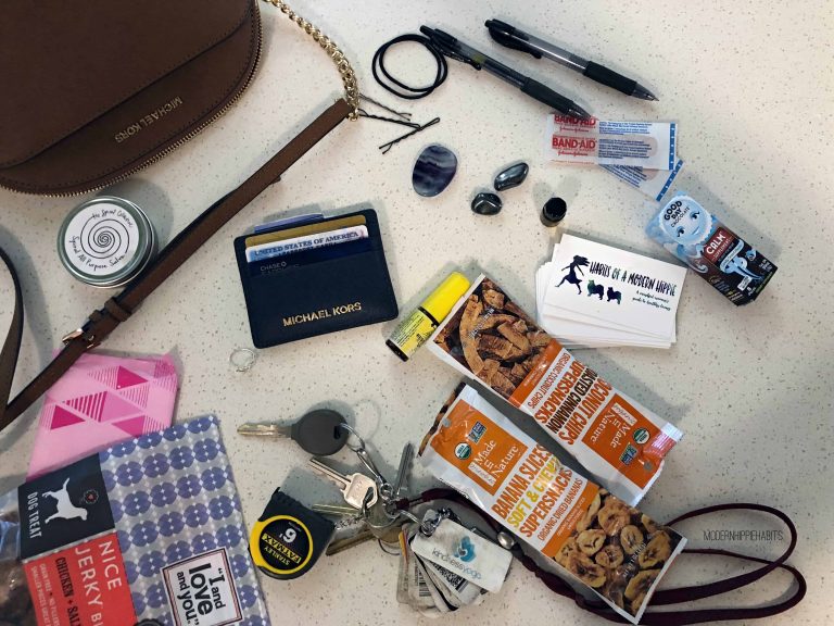 Τι είναι αυτές οι «anxiety bags» που κουβαλά η Gen Z;