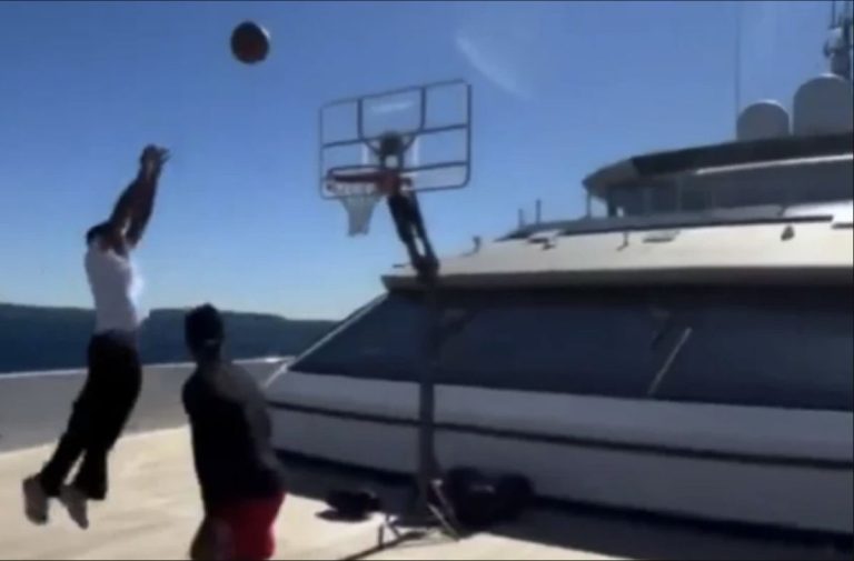 Έπαιζαν NBA… μεσοπέλαγα: Το γιοτ που έγινε παρκέ και τρέλανε το ίντερνετ (Video)