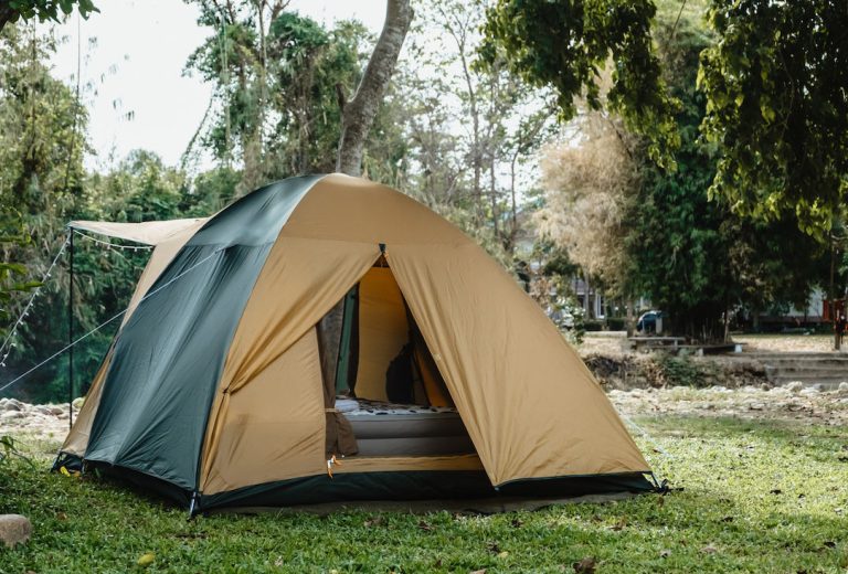Χανιά: Νεοδιόριστη εκπαιδευτικός αναγκάστηκε να μείνει σε… σκηνή επειδή δεν βρήκε σπίτι