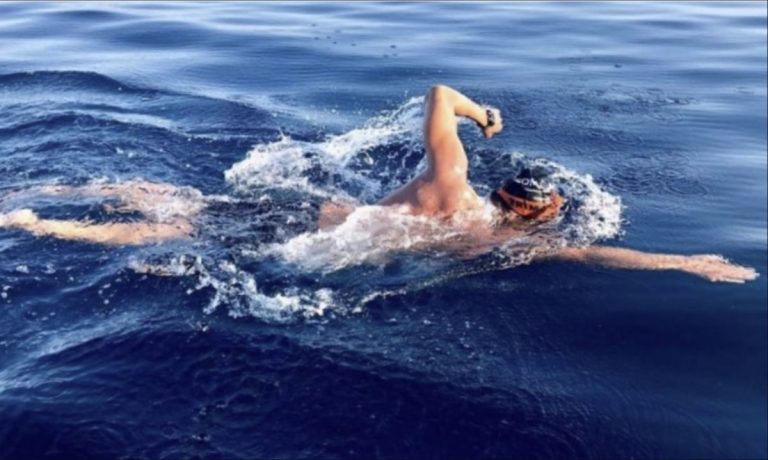 Ο Σπύρος Χρυσικόπουλος κολύμπησε 91,4 χλμ και έγραψε ιστορία: Από το δυτικότερο άκρο της Ελλάδας ως την άκρη της Ιταλίας – Δείτε βίντεο