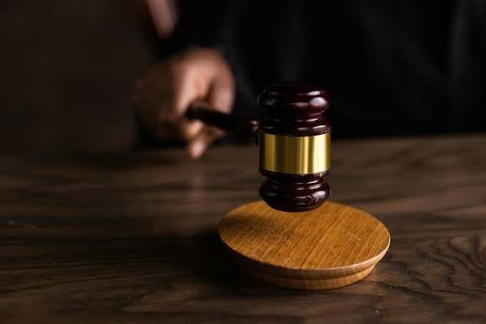 Θεσσαλονίκη: Εργοδότης καταδικάστηκε επειδή απειλούσε την πρώην σύντροφό του – «Θα τα πω όλα στους γονείς σου»