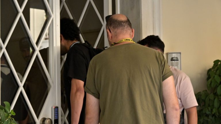 Υπόθεση Μαζωνάκη: «Περιμένετε στο σαλόνι γιατί εξετάζει ο γιατρός» – Τι λέει ο Πατούλης για τους ελέγχους (VIDEO)