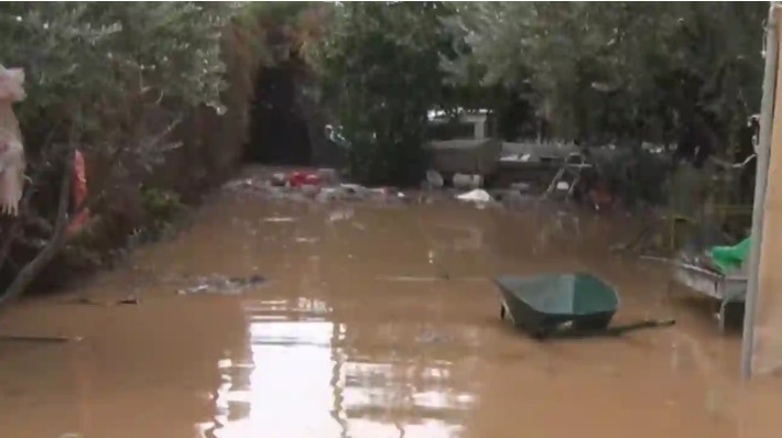 Εύβοια: Αυλές και υπόγεια πλημμύρισαν, τουρίστες εγκλωβίστηκαν στα Ψαχνά και τα Πολιτικά