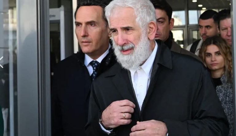 Νίκος Συρίγος: «Τα κορίτσια να μη μασάνε, να μιλάνε» είπε για τις μηνύσεις των Φιλιππίδη – Κιμούλη (Video)