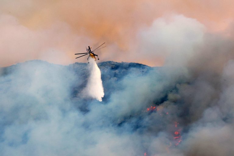 Μαίνεται η φωτιά στη Θήβα – Ενισχύθηκαν οι πυροσβεστικές δυνάμεις (video)