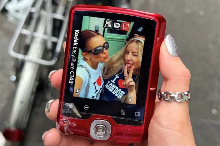 Digital camera is the new black: Γιατί η Gen Z κόλλησε με τις κάμερες των 00s