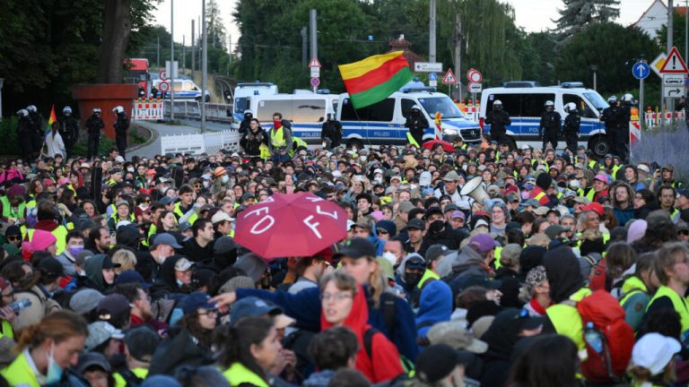 «Όχι» στην Ακροδεξιά από χιλιάδες Γερμανούς – Διαδηλώσεις μετά τη νίκη του AfD (PHOTOS & VIDEO)