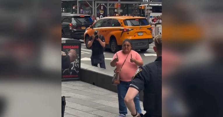 Τimes Square: Ποια ήταν η 49χρονη γυναίκα που επιτέθηκε με μαχαίρια πριν πέσει νεκρή από πυρά της αστυνομίας και ποια ήταν η νεκρή αντιπρόεδρος τράπεζας!