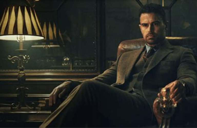Ο Theo James, ο σταρ του The Gentlemen, αποκαλύπτει τον Έλληνα γιατρό παππού του που γλίτωσε από τους Ναζί (Video)