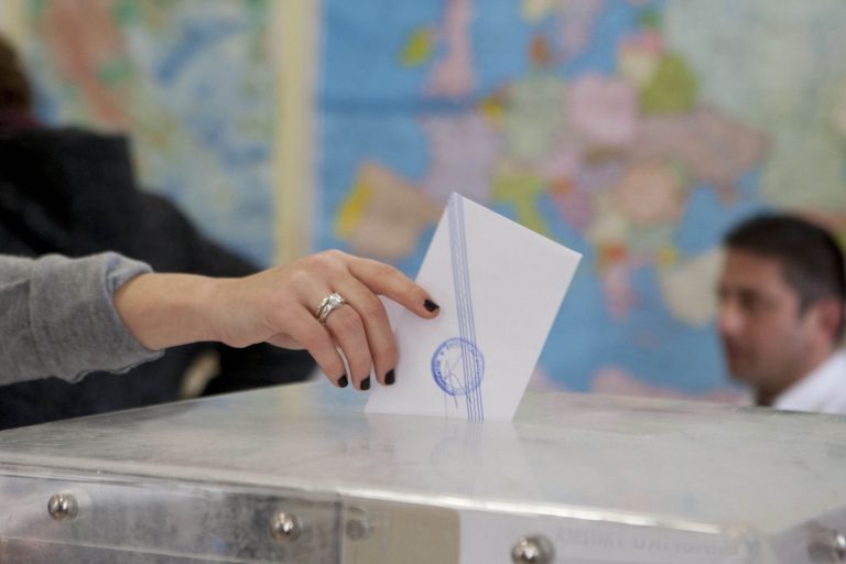 Δημοσκόπηση Metron Analysis: 14,4 μονάδες μπροστά η ΝΔ – Ανεβαίνει το ΠΑΣΟΚ, «βουτιά» για την Καρυστιανού