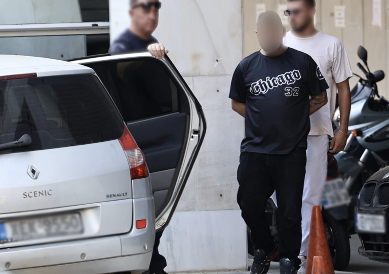Ο 43χρονος της Κυψέλης μιλά για Illuminati, συμβόλαια με τον διάβολο και μια «εκδίκηση» που – όπως λέει – ξεκίνησε στο μαιευτήριο (Video)