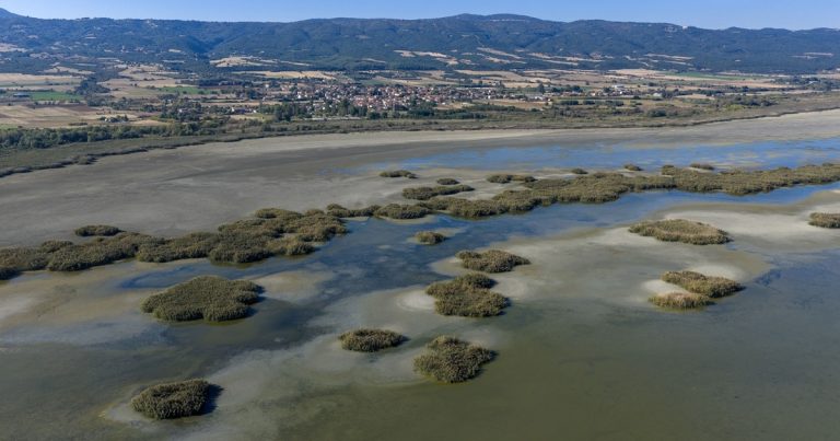 Η λίμνη Κορώνεια «σβήνει» – Έχασε το 94% της έκτασής της