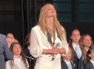 Η Λιόλιου τραγούδησε Χάρις Αλεξίου στο Βεάκειο – Το «Δι’ ευχών» για καλό σκοπό (Video)