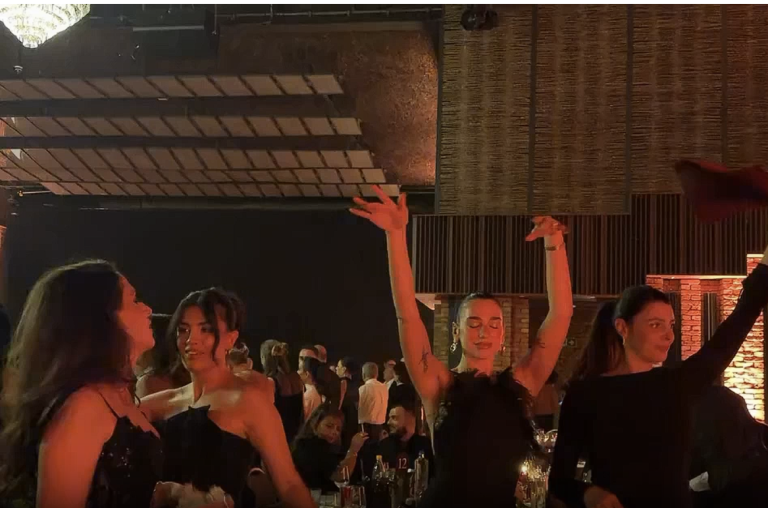 Η Dua Lipa όπως δεν την έχεις ξαναδεί: Κλαρίνα, ποτήρι στο κεφάλι και ένα γλέντι στο Κόσοβο που τίναξε το internet (Video)