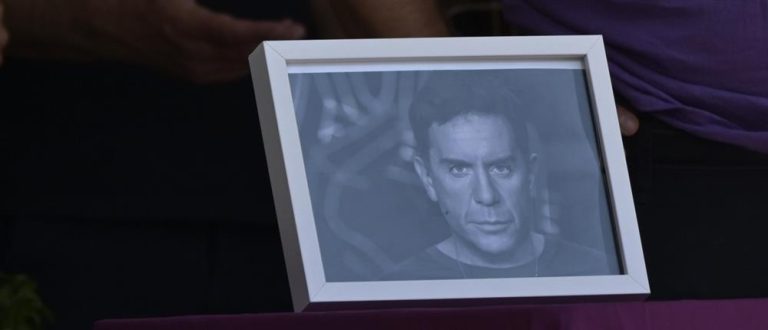 Συγκινητική χειρονομία στο τελευταίο αντίο: Τι έβαλε η Μαρία Μαζωνάκη στο φέρετρο του αδελφού της (Photo)