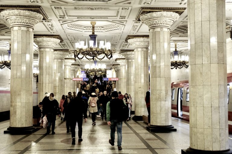 Ρωσία: Το μετρό της Αγίας Πετρούπολης μετατρέπεται σε καταφύγιο πολέμου