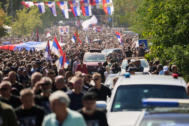 Ράτκο Μλάντιτς: Πλήθος κόσμου στην κηδεία του πρώην στρατιωτικού διοικητή των Σερβοβοσνίων (video)