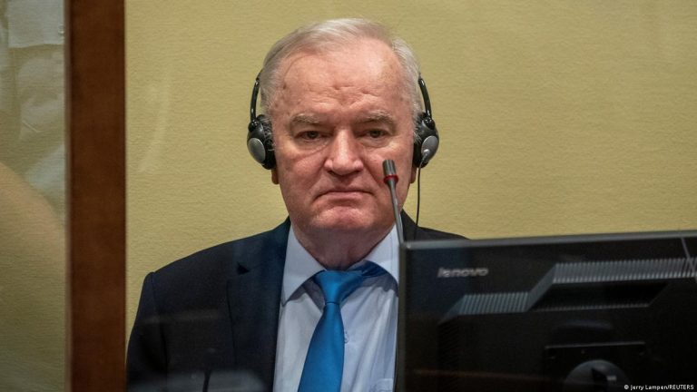 ΕΕ προς Σερβία: «Η εξύμνηση του Ράτκο Μλάντιτς είναι ασυμβίβαστη με τις αξίες πάνω στις οποίες χτίστηκε η ΕΕ»