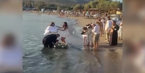 Βάπτιση αλά… Ιορδάνη ποταμό στην Αγία Μαρίνα για την κορούλα γνωστού μοντέλου (Video)