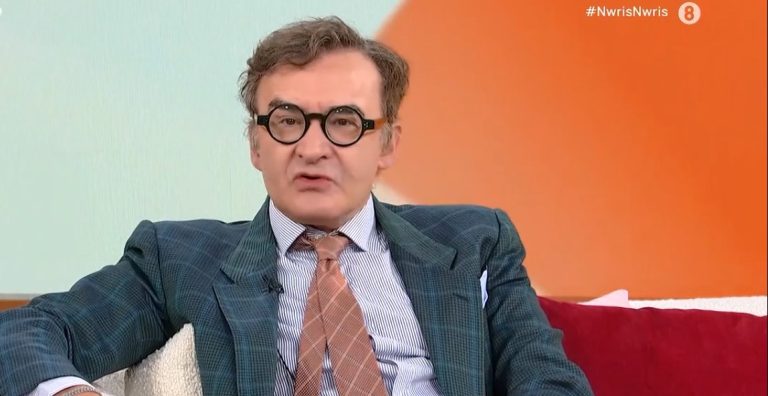 Νίκος Ορφανός: Ο μυστικός ρόλος και το παρασκήνιο που δεν έμαθε κανείς για «Το Νησί» (Video)