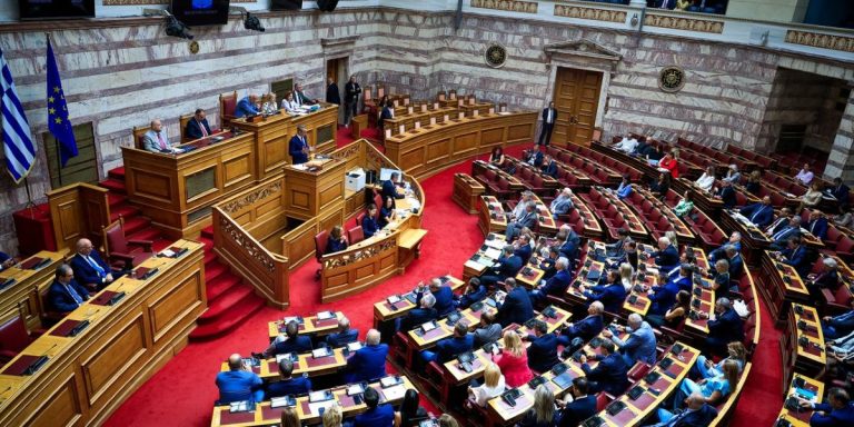 Πολιτική αντιπαράθεση για τις 120 δόσεις, τα καύσιμα και το προσχέδιο προϋπολογισμού