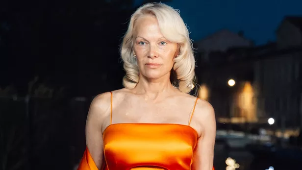 No make up, all eyes on Pamela: Η εντυπωσιακή εμφάνιση της Άντερσον στη Βενετία (PHOTOS)