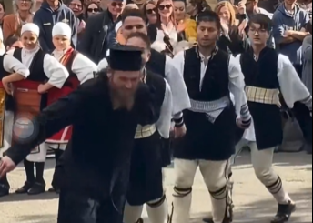 When the παπάς passes the vibe check: Ο χορός του π. Φίλιππου που έγινε viral (VIDEO)