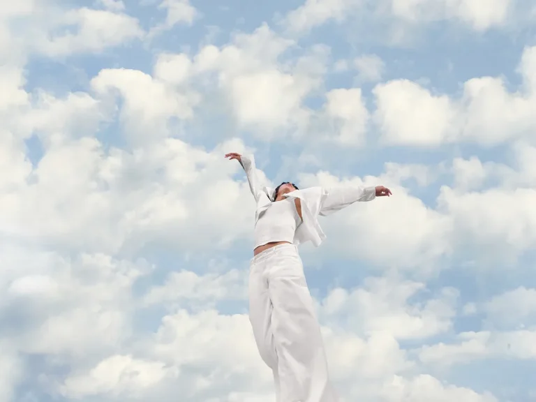 Cloud Dancer: Το χρώμα που θα φορεθεί παντού φέτος (photo)