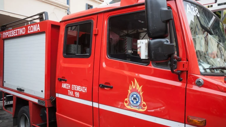 Καλλιθέα: Φωτιά σε πολυκατοικία – Απεγκλωβίστηκε γυναίκα