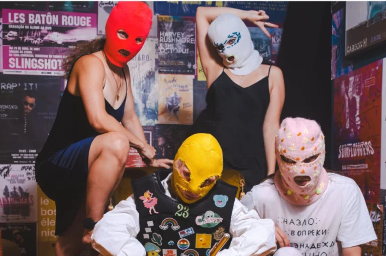 Οι Pussy Riot στην Αθήνα: Η φεμινιστική κολεκτίβα που καθήλωσε τον πλανήτη