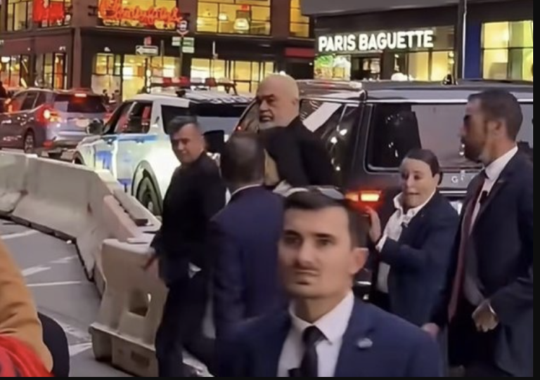 Στη Νέα Υόρκη ο Έντι Ράμα χτυπιέται με αυγά και χτυπάει με λόγια: «Υστερικές κότες» (Video)
