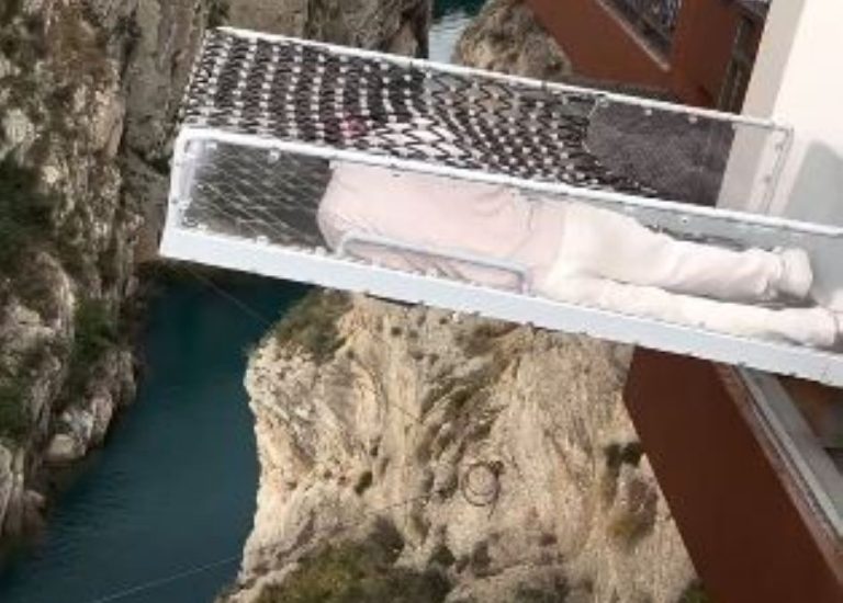Εσείς πόσο θα χαλαρώνατε ξαπλωμένοι κυριολεκτικά πάνω από γκρεμό; (VIDEO)